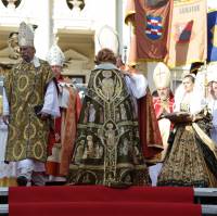 Korunovačné slávnosti 2014 - odovzdávanie korunovačného plášťa